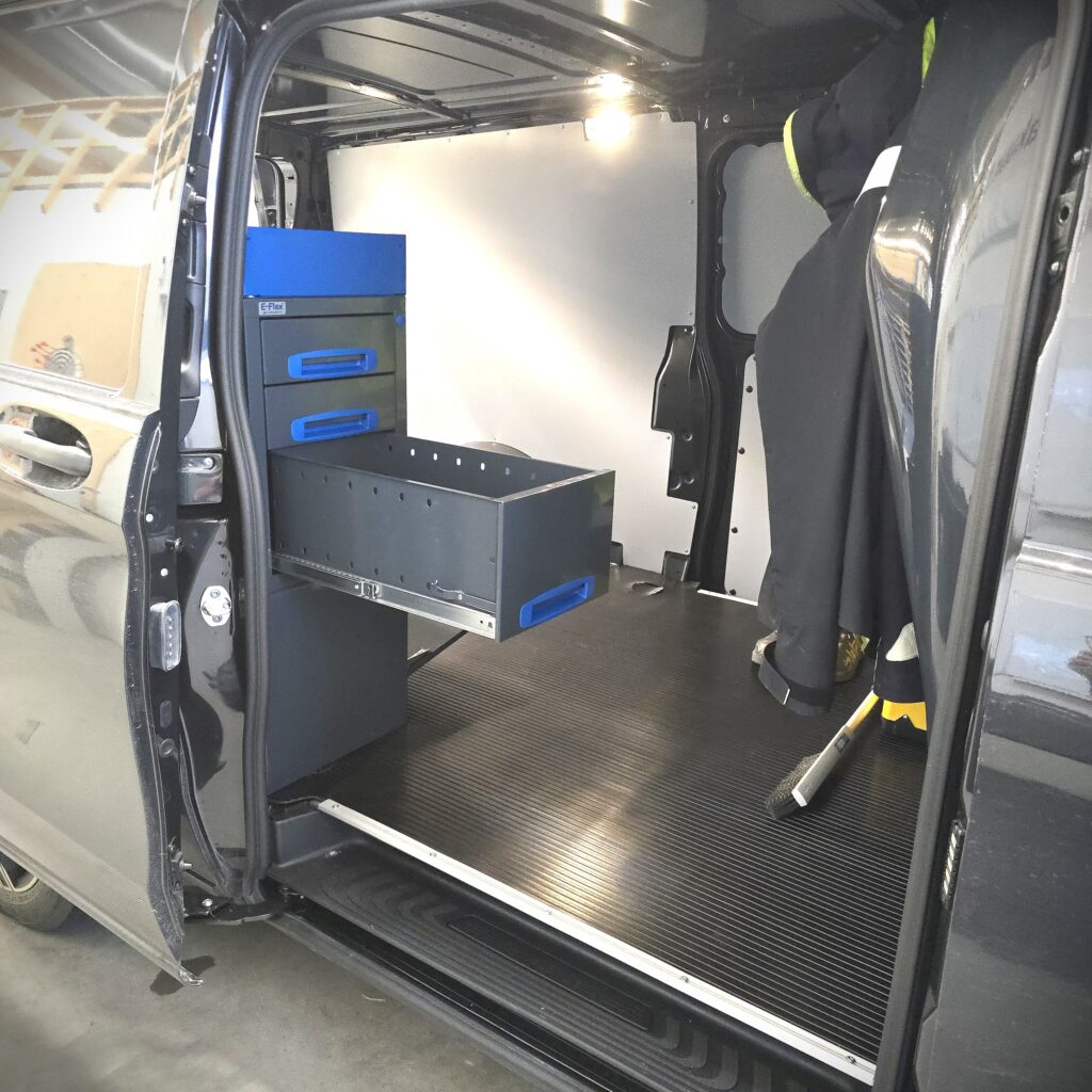 127 cm hyllykkö / laatikosto Mercedes-Benz Vito oikealle sivulle