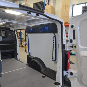 91 cm päätylevy pakettiauton sivuseinällä työkalutauluna