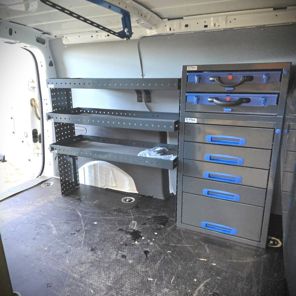 Ford Transit Connect 150 cm pakettiauton hyllykkö ja laatikosto asennettuna
