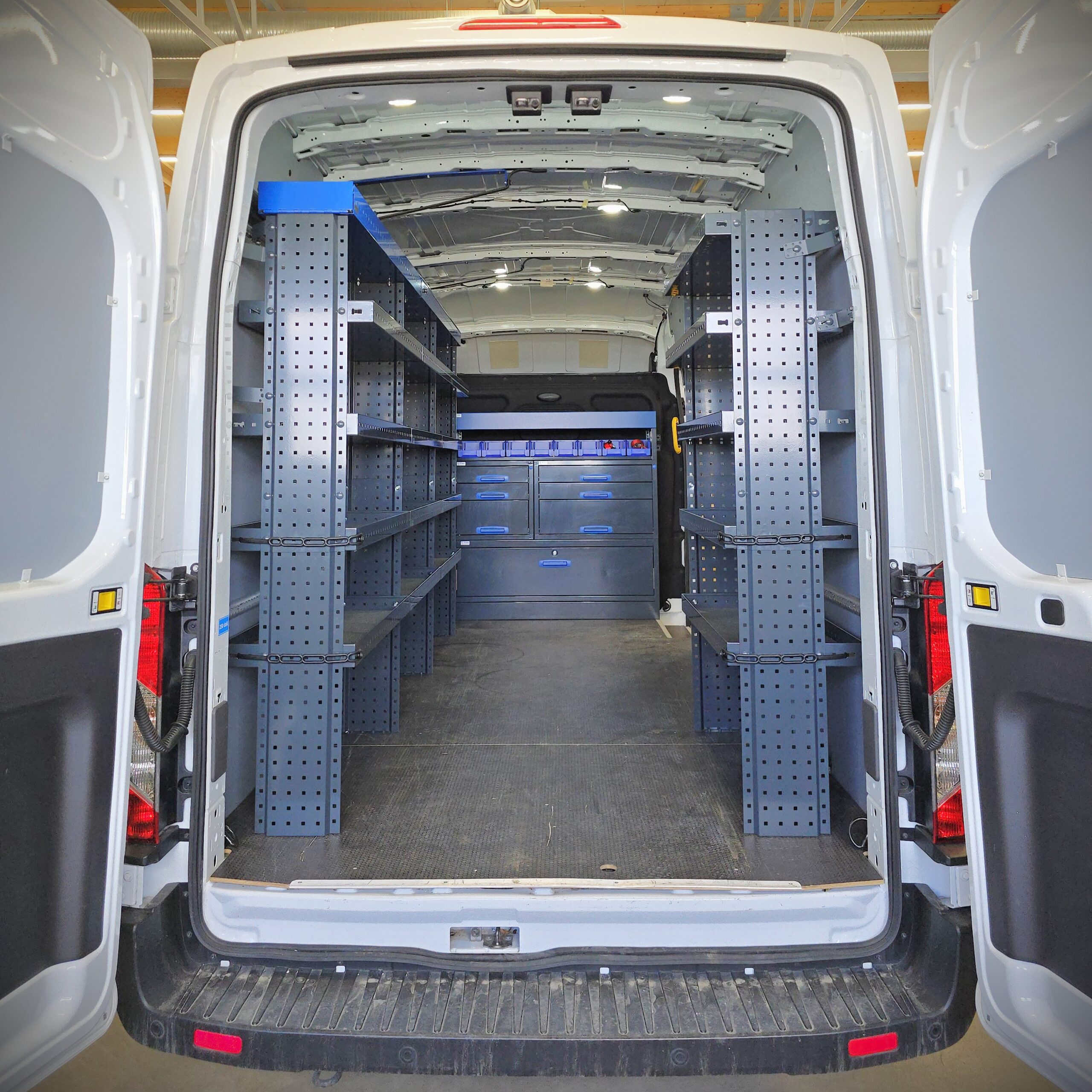 Ford Transit L4H3 pakettiautohyllyt työautossa