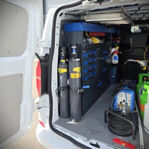 Kaasupulloteline kahdelle pullolle Volkswagen Transporter T7 pakettiautossa