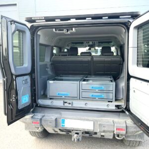 INEOS Grenadier maastoauto pitkät vetolaatikot tavaratilassa