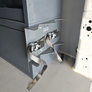 Kaasupulloteline pakettiautoon kahdelle pullolle asennettuna sivuseinälle