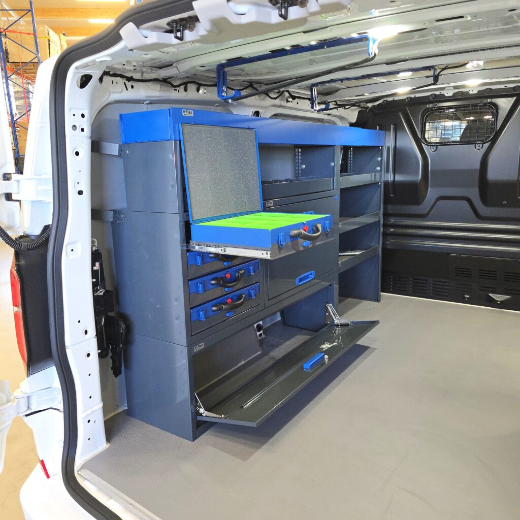 205 cm pakettiauton hyllykkö laatikosto salkuilla korkeus 120 cm Transporter T7 lyhyt