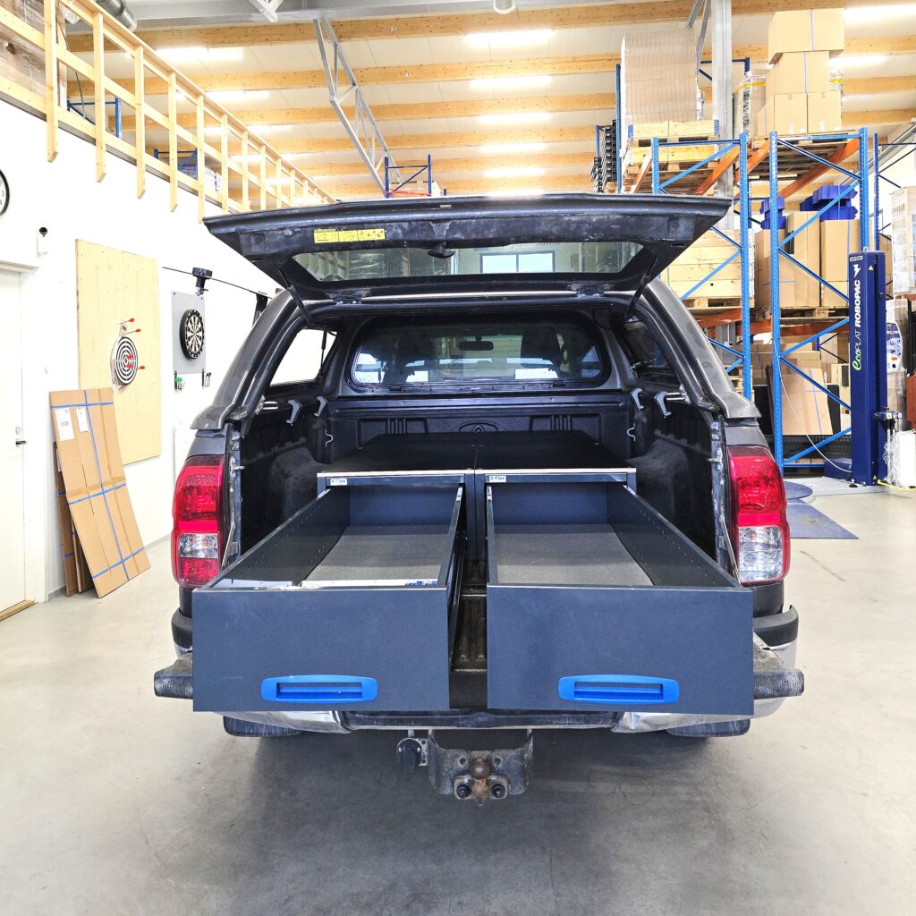 Toyota Hilux Extra Cab kahdella 1521 mm pitkällä vetolaatikkoyksiköllä ja vanerikannella