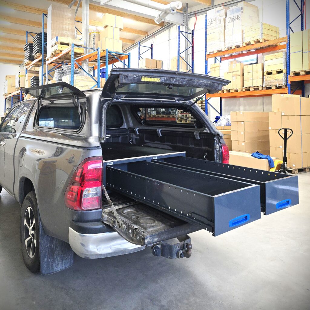 Toyota Hilux Extra Cab pitkällä lavalla, varustettuna kahdella 1521 mm vetolaatikolla ja vanerikannella
