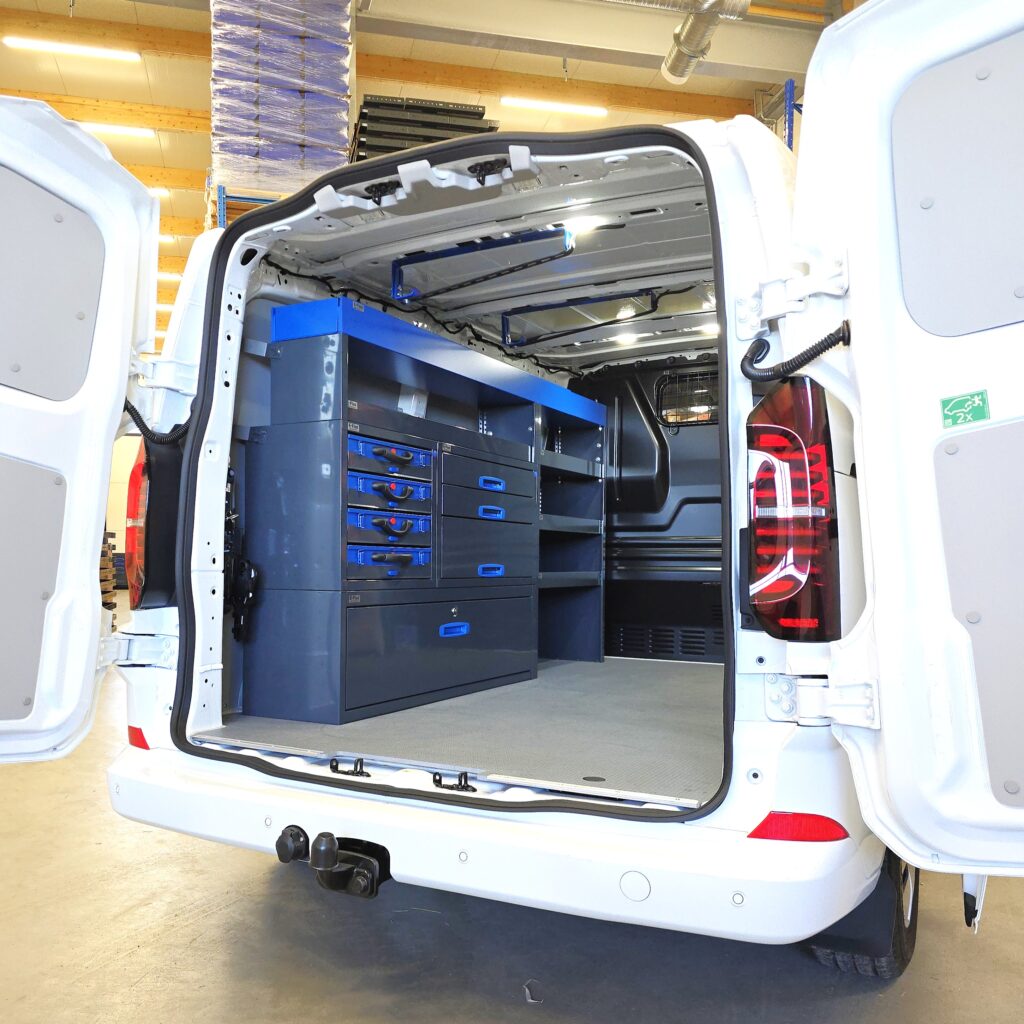 Volkswagen Transporter T7 L1 lyhyt pakettiauto hyllyt ja laatikosto