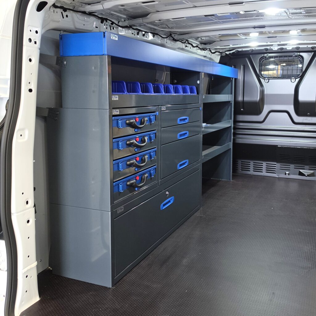 Ford Transit Custom 230 cm pakettiauton hyllykkö laatikostolla ja salkuilla
