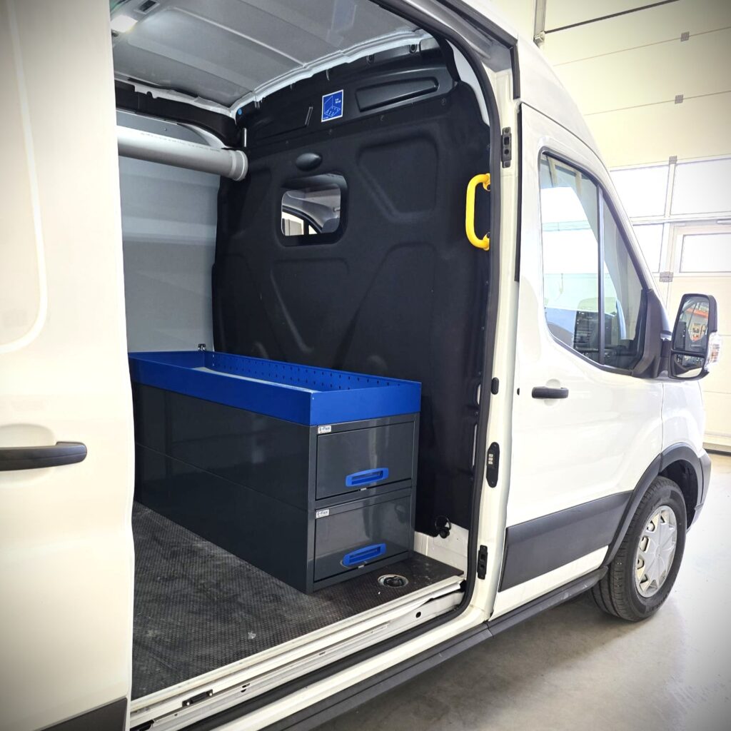 Ford Transit L3 kahdella pitkällä E-Flex-vetolaatikolla, jotka on asennettu liukuoven läheisyyteen