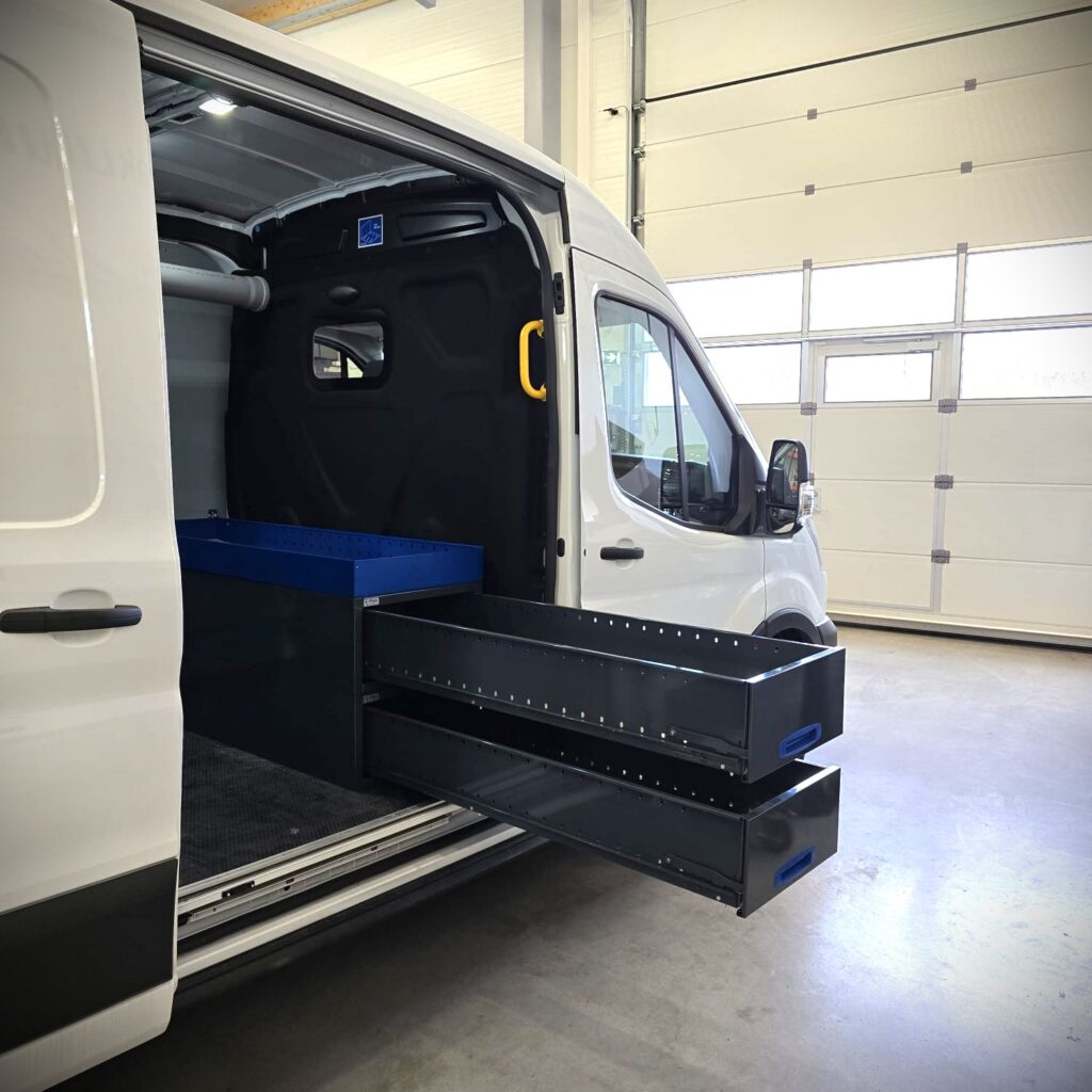 Ford Transit L3 kahdella pitkällä E-Flex-vetolaatikolla, jotka on asennettu liukuoven läheisyyteen