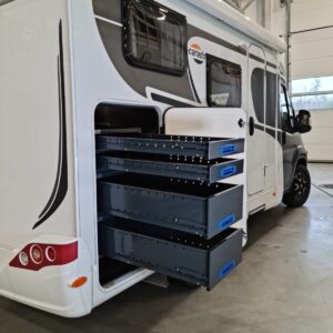 pitkä vetolaatikosto matkailuauto takatalli