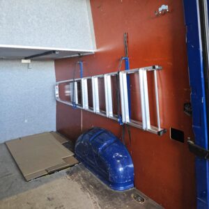 tikasteline pakettiautoon sivuseinälle