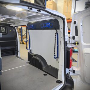 Tikasteline asennettuna Toyota Proace pakettiauton sivuseinälle