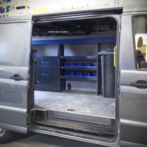 VW Crafter -pakettiauton hyllyt LVI-asentajan varusteille