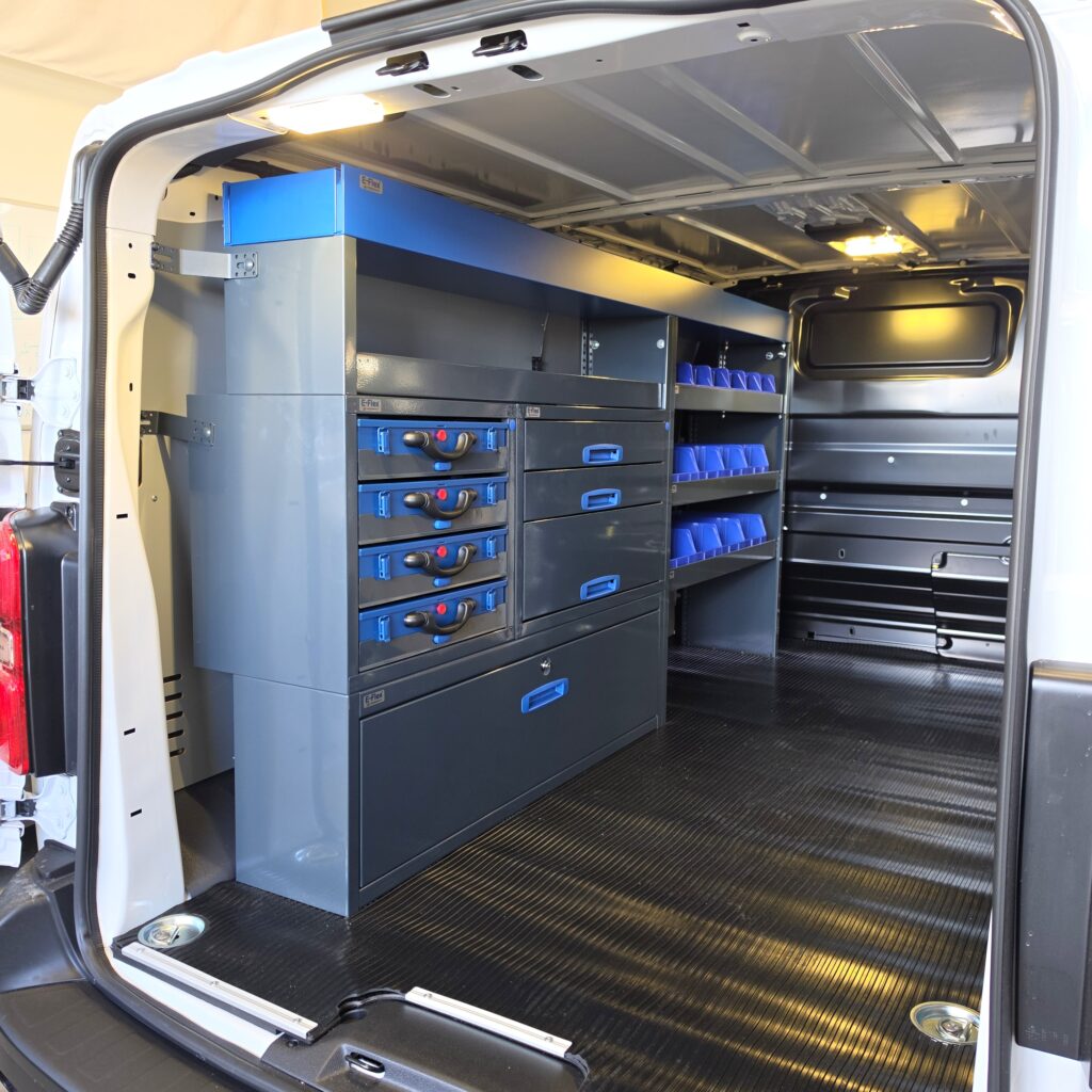 Opel Vivaro pakettiauton hylly pitkälle sivulle