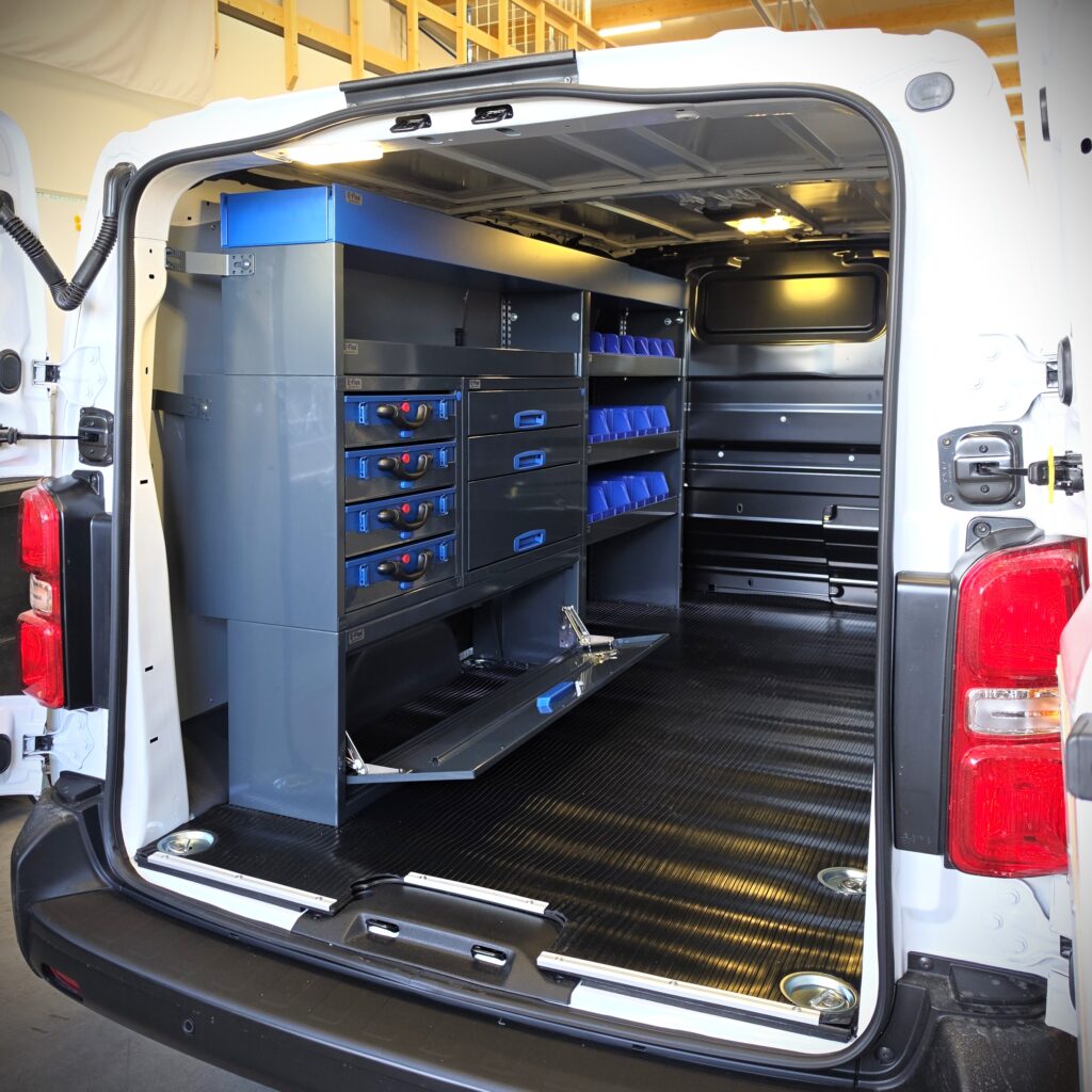 Opel Vivaro pakettiauton hylly pitkälle sivulle