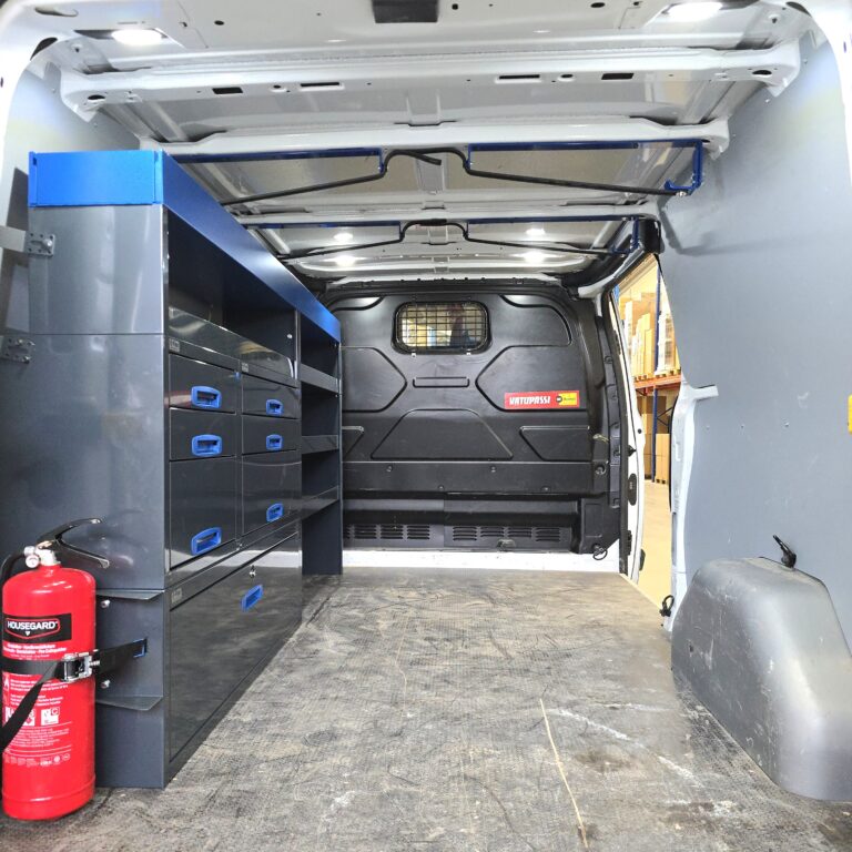 Kaksi tikastelinettä pakettiautossa Ford Transit Custom katolla