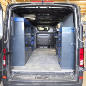 Volkswagen Crafter -huoltoauto varustettuna pakettiauton hyllyillä