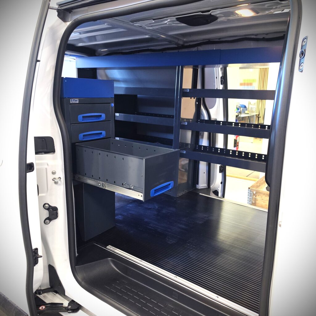 127 cm pakettiauton hyllykkö ja laatikosto vetolaatikoilla Opel Vivaro L2:n oikealla sivuseinällä