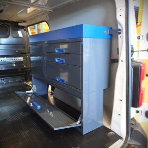 127 cm pakettiauton hyllykkö ja laatikosto vetolaatikoilla Opel Vivaro L2:n oikealla sivuseinällä