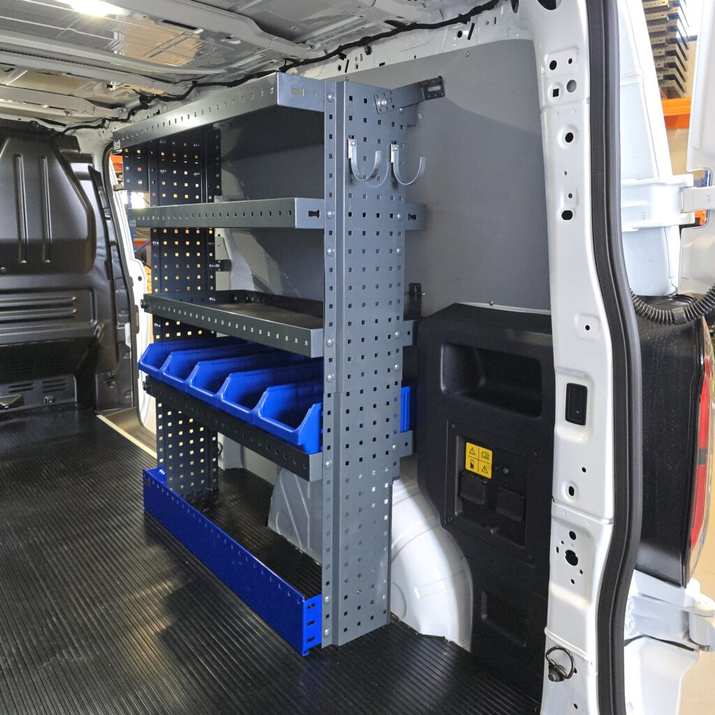 100 cm pakettiauton hylly sähköisessä Ford Transit Custom L2H1 -mallissa