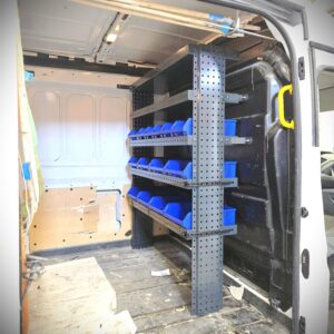 130 cm pakettiauton hyllykkö Ford Transitin väliseinää vasten