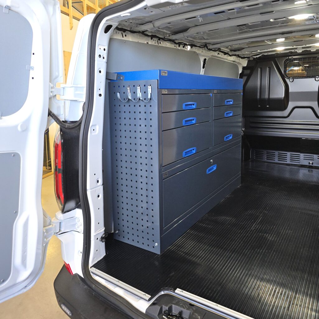 152 cm vetolaatikollinen pakettiauton hylly sähköisessä Ford Transit Custom L2H1 -mallissa