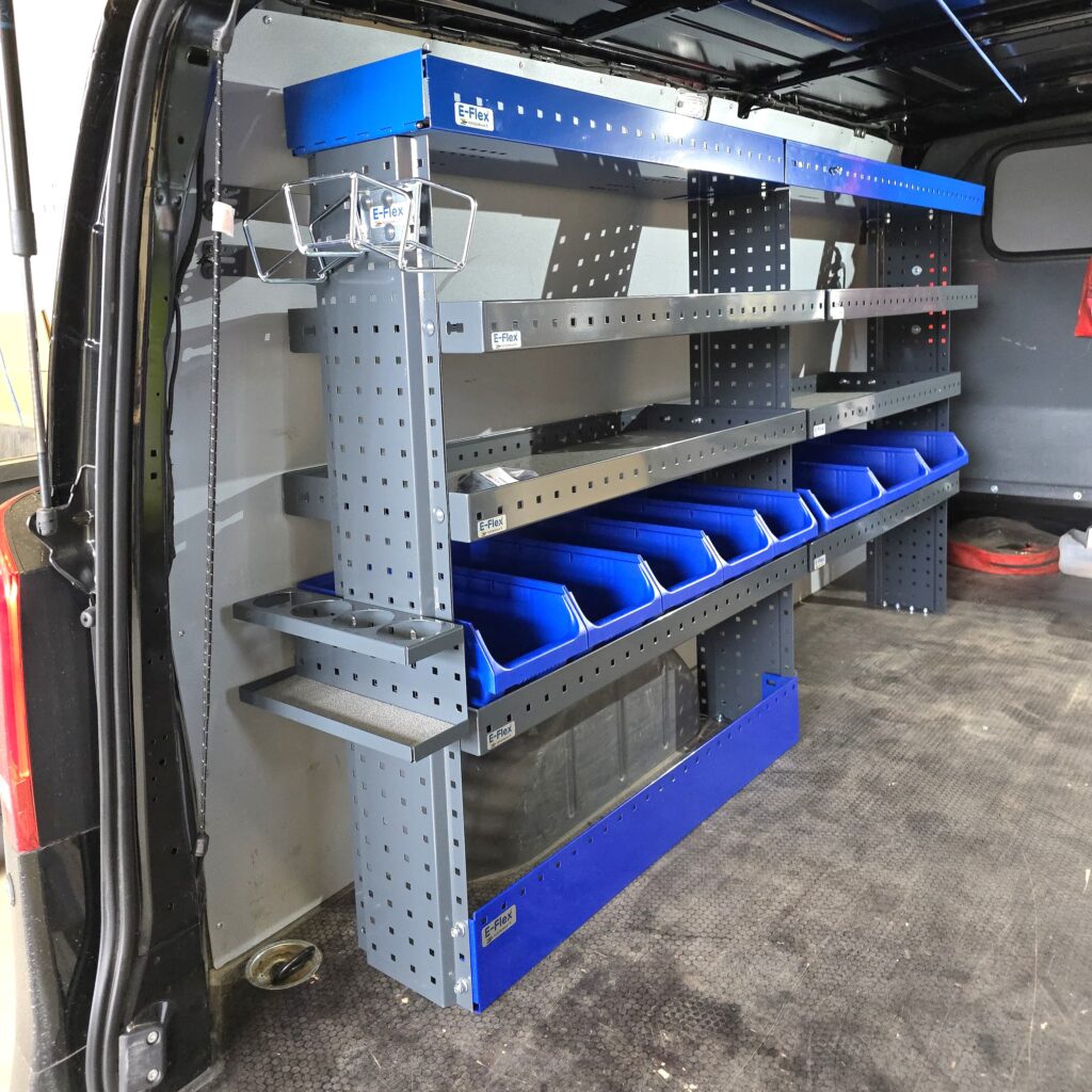 200 cm pakettiauton hylly mb vito a3 tavaratilassa vasemmalla sivuseinällä. Hyllyä on täydenetty ottolaatikoilla ja muilla pakettiauton hyllyn lisävarusteilla.