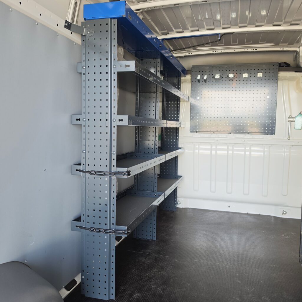 200 cm korkea pakettiauton hyllykkö Fiat Ducaton pitkällä sivulla