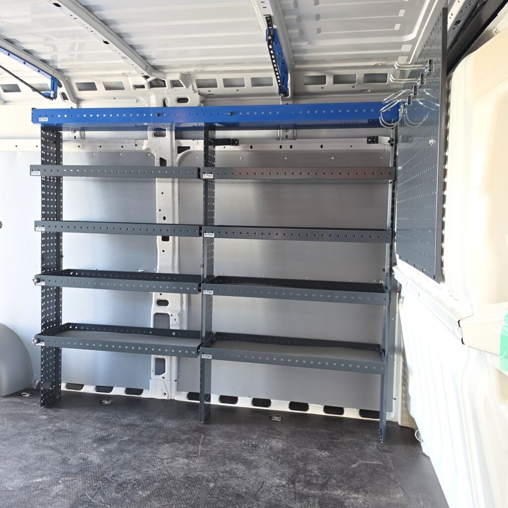 200 cm korkea pakettiauton hyllykkö Fiat Ducaton pitkällä sivulla