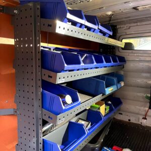 Pakettiauton hylly vinoilla hyllytasoilla