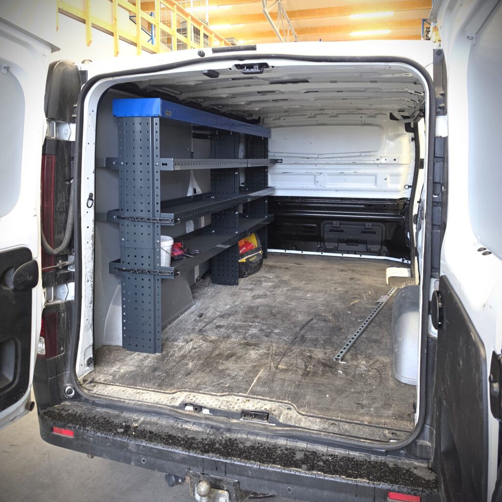 Renault Trafic pakettiauton pitkä sivuseinä varustettuna 230 cm teräshyllyllä