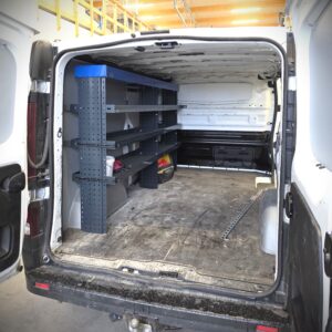 Renault Trafic pakettiauton pitkä sivuseinä varustettuna 230 cm teräshyllyllä