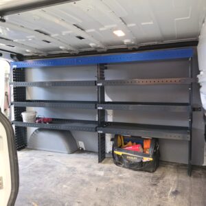 Renault Trafic pakettiauton pitkä sivuseinä varustettuna E-Flex hyllyllä