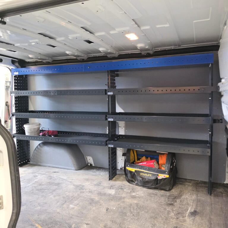 Renault Trafic pakettiauton pitkä sivuseinä varustettuna E-Flex hyllyllä