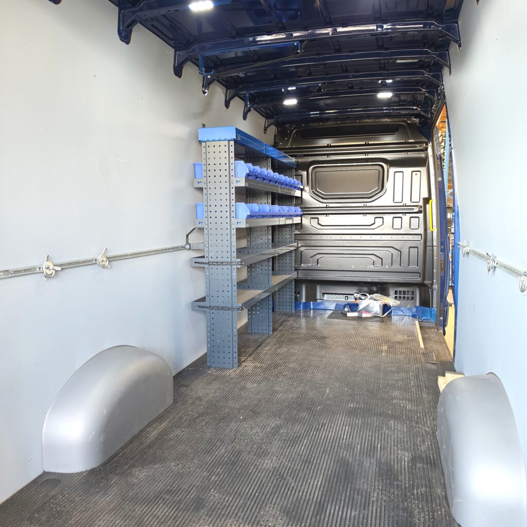 VW Crafter pakettiauton hyllyt