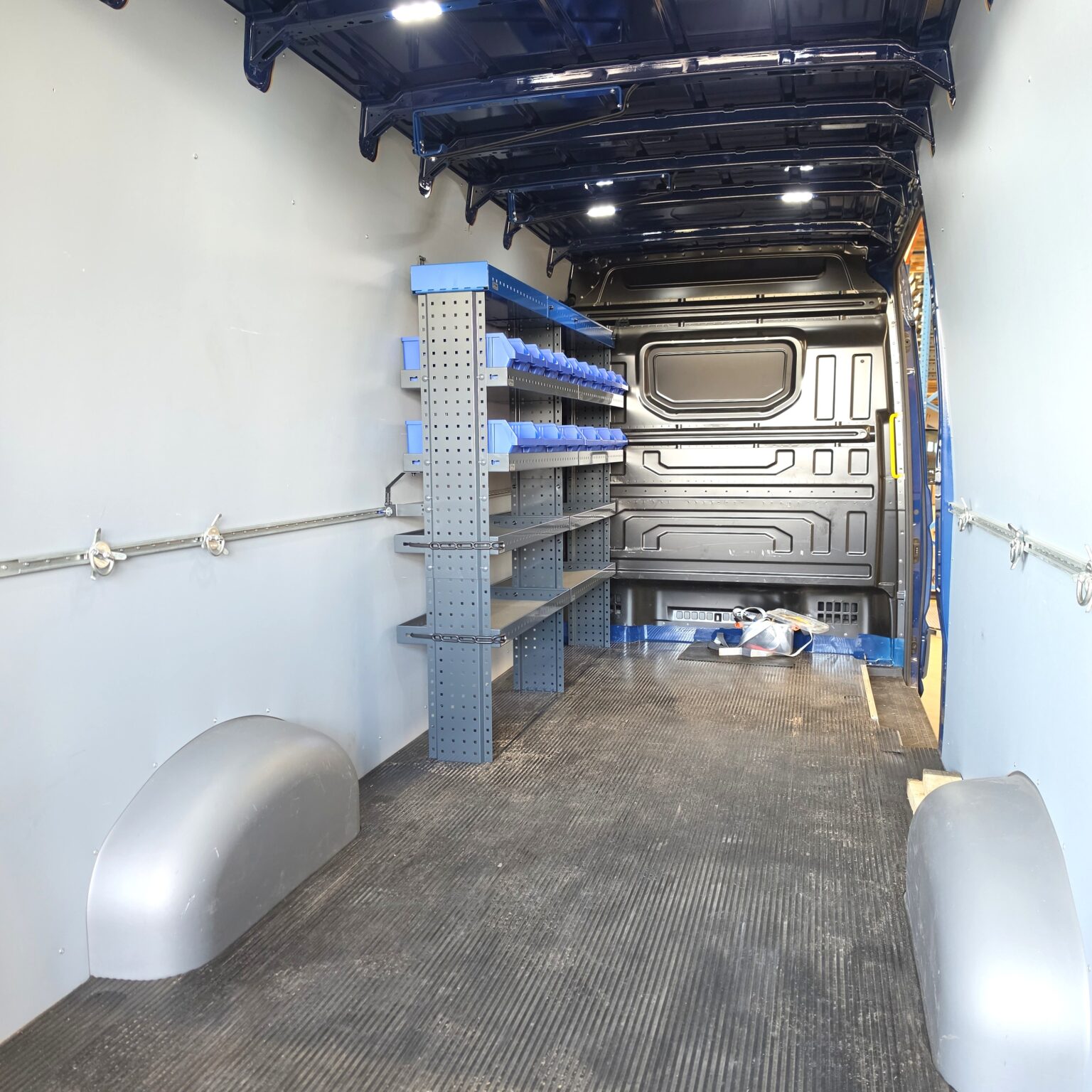 VW Crafter pakettiauton hyllyt