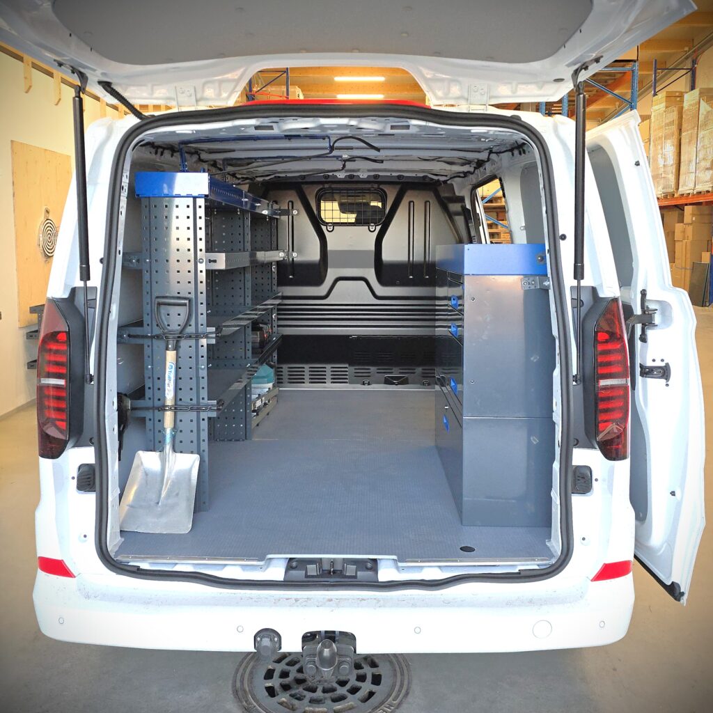 Volkswagen Transporter T7 huoltoauton varustelu jossa vasemmalla 200 cm avohylly ja oikealla 100 cm vetolaatikosto päädystä aukeavilla laatikoilla