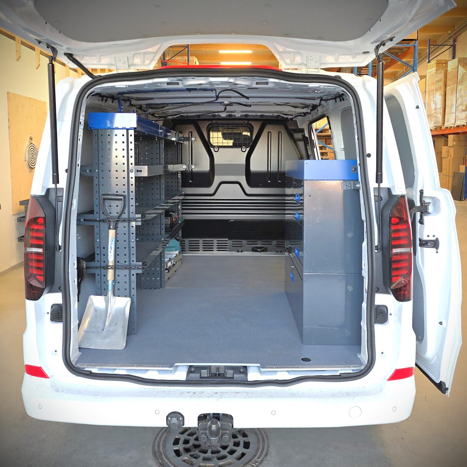 Volkswagen Transporter T7 huoltoauton varustelu jossa vasemmalla 200 cm avohylly ja oikealla 100 cm vetolaatikosto päädystä aukeavilla laatikoilla
