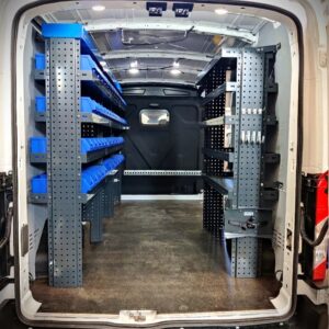 E-Flex pakettiauton hyllystö avohyllyillä ja ottolaatikoilla Ford Transit L3:ssa