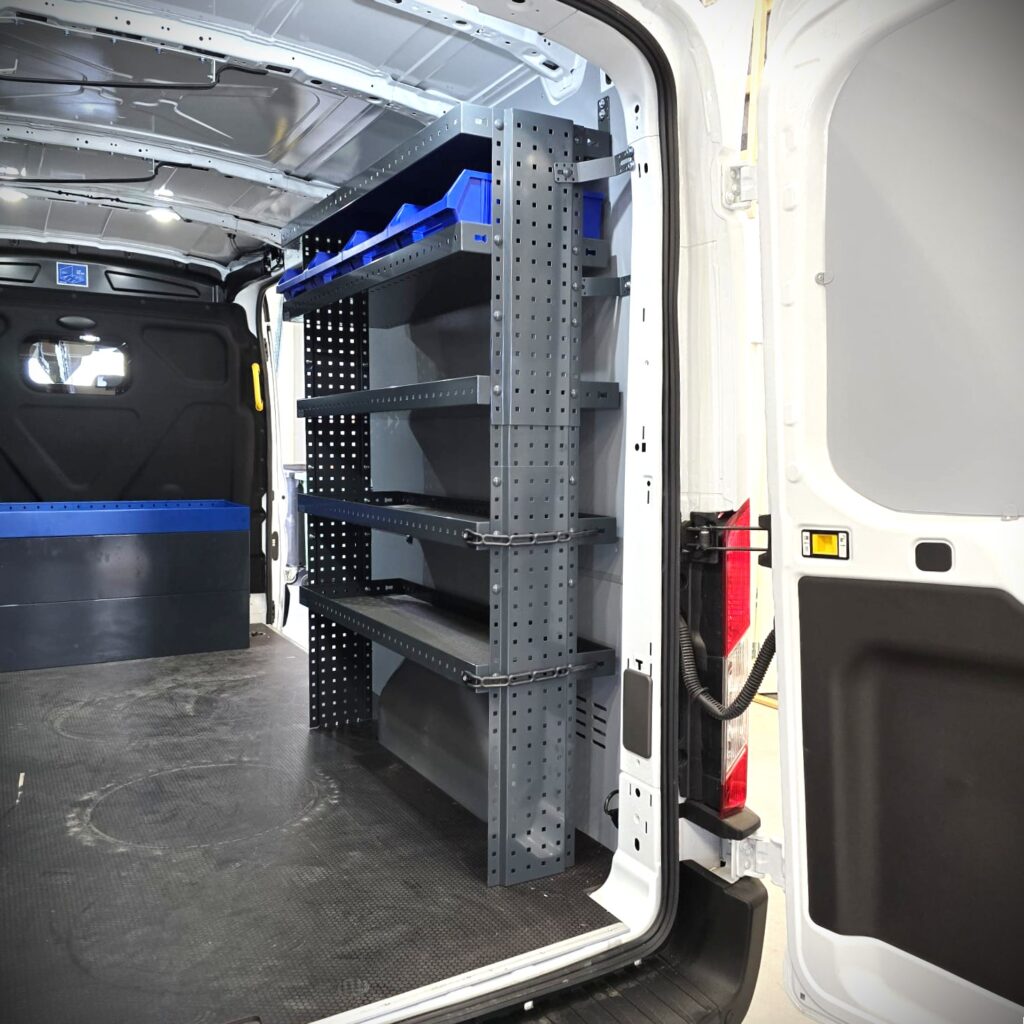130 cm leveä ja 150 cm korkea E-Flex-pakettiauton hylly Ford Transit L3:n liukuoven puoleisella sivuseinällä