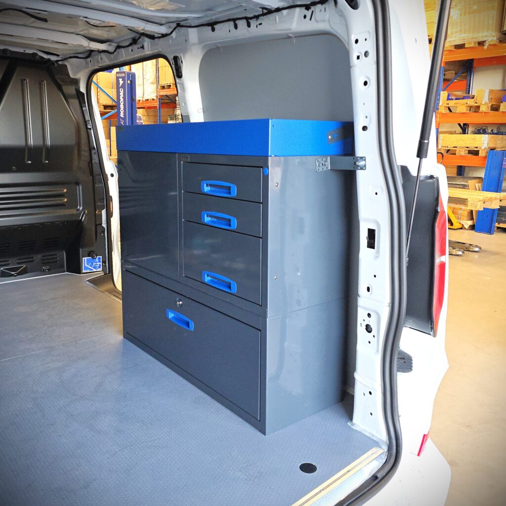 Volkswagen Transporter T7 huoltoauton oikean sivuseinän 100 cm hyllykkö ja laatikosto päädystä aukeavilla vetolaatikoilla