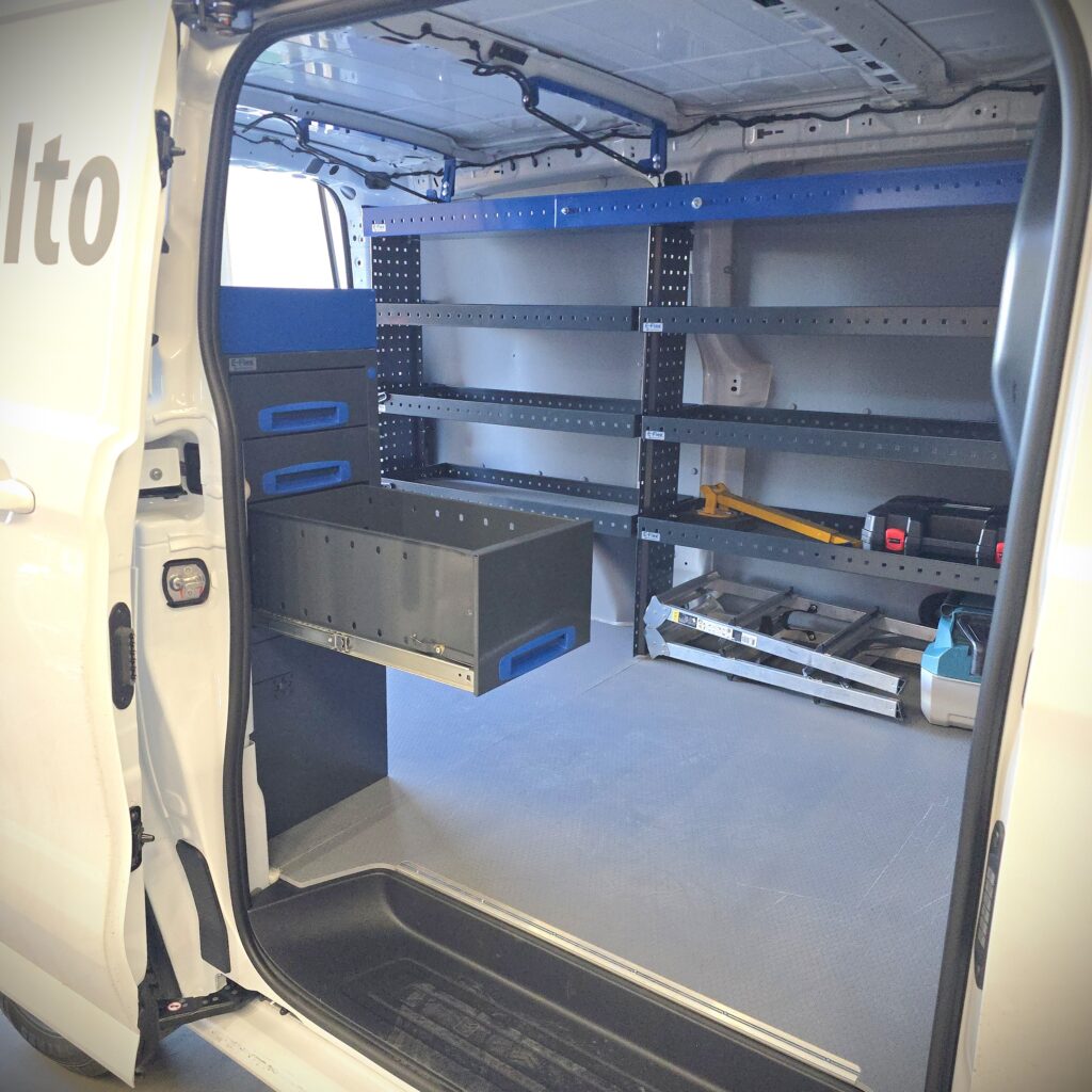 Volkswagen Transporter T7 huoltoauton vetolaatikko aukaistuna 100 cm hyllykkö ja laatikostokokonaisuudessa