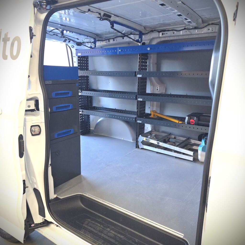 Volkswagen Transporter T7 huoltoauton varustelu kuvattuna liukuovelta jossa 200 cm avohylly ja 100 cm hyllykkö vetolaatikoilla
