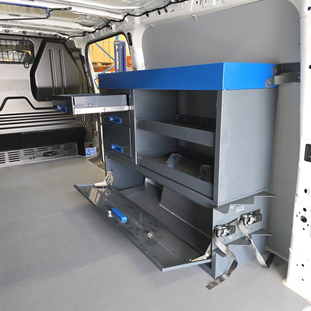 127 cm pakettiauton hyllykkö laatikosto avohyllyillä korkeus 96 cm Volkswagen Transporter T7 oikea sivuseinä