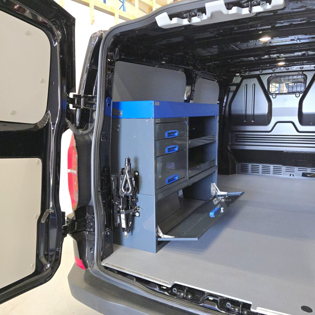 127 cm pakettiauton hyllykkö / laatikosto avohyllyillä korkeus 96 cm Transporter T7