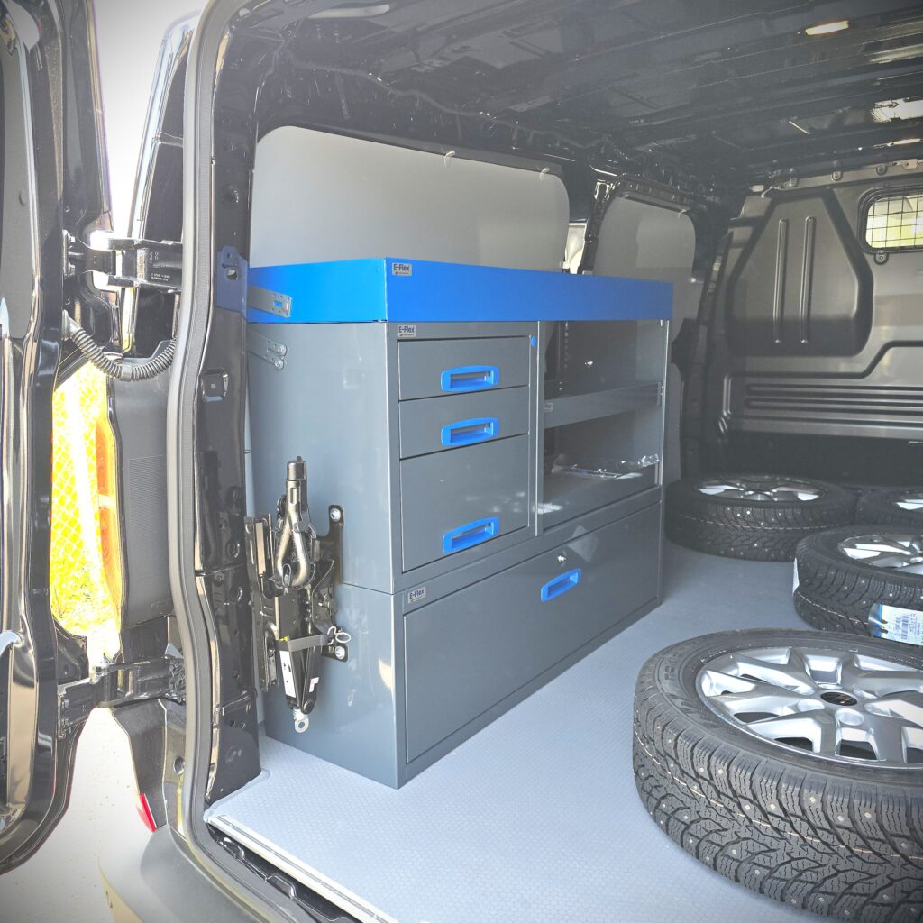 127 cm pakettiauton hyllykkö / laatikosto avohyllyillä korkeus 96 cm Transporter T7
