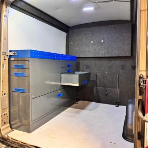 Ford Transit L3 -retkeilyauton vasemmalle sivuseinälle asennettu 152 cm leveä hyllykkö, jonka vetolaatikot avautuvat takaovista ulos.