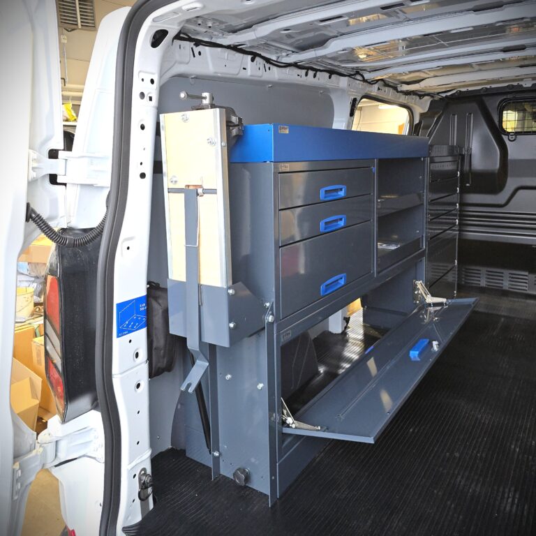 Ford Transit Custom 152 cm päädystä aukeava pakettiauton hyllykkö laatikostolla ja avohyllyillä korkeus 107 cm