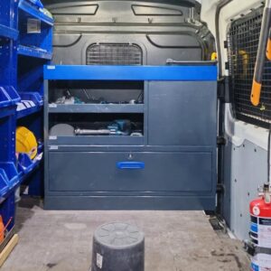 Ford Transit väliseinälle asennettu 127 cm päädystä aukeava pakettiauton hyllykkö laatikostolla ja avohyllyillä